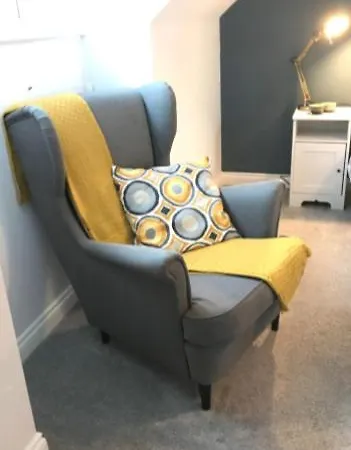 Homestay Luxurious, Private Attic Bedroom & Modern En-suite Leeds (West Yorkshire)