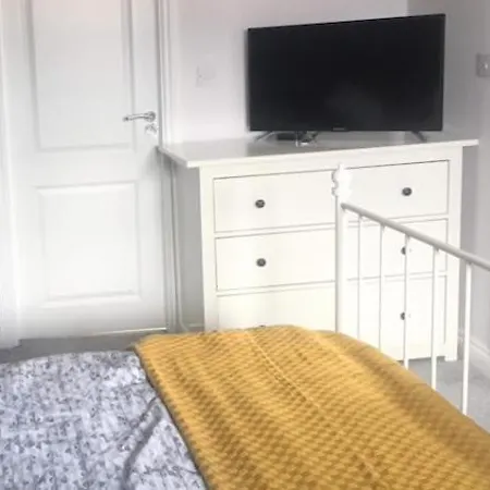 Luxurious, Private Attic Bedroom & Modern En-suite *