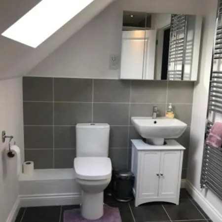 Δωμάτια σε οικογενειακή κατοικία Luxurious, Private Attic Bedroom & Modern En-suite *