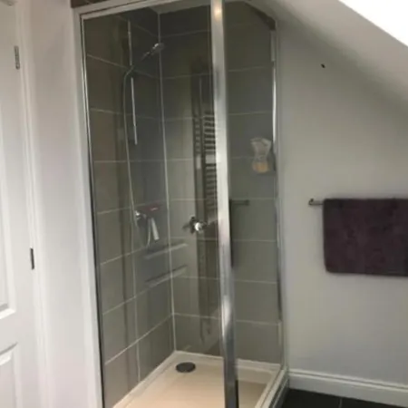 Δωμάτια σε οικογενειακή κατοικία Luxurious, Private Attic Bedroom & Modern En-suite Λιντς
